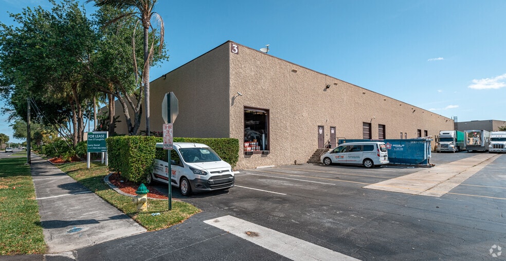 500-520 SW 12th Ave, Deerfield Beach, FL à louer - Photo du bâtiment - Image 3 de 7