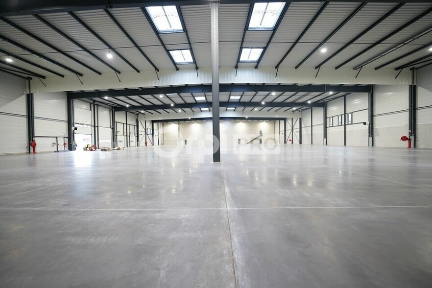 Industrial in Saint-Laurent-de-Mure for lease - Building Photo - Image 3 of 12