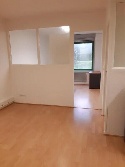 Bureau dans Champs-sur-Marne à louer - Photo du bâtiment - Image 3 de 9