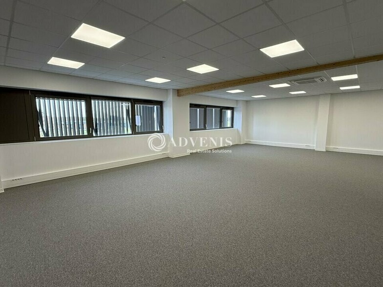 Flex in Ozoir La Ferriere for lease - Interior Photo - Image 3 of 6