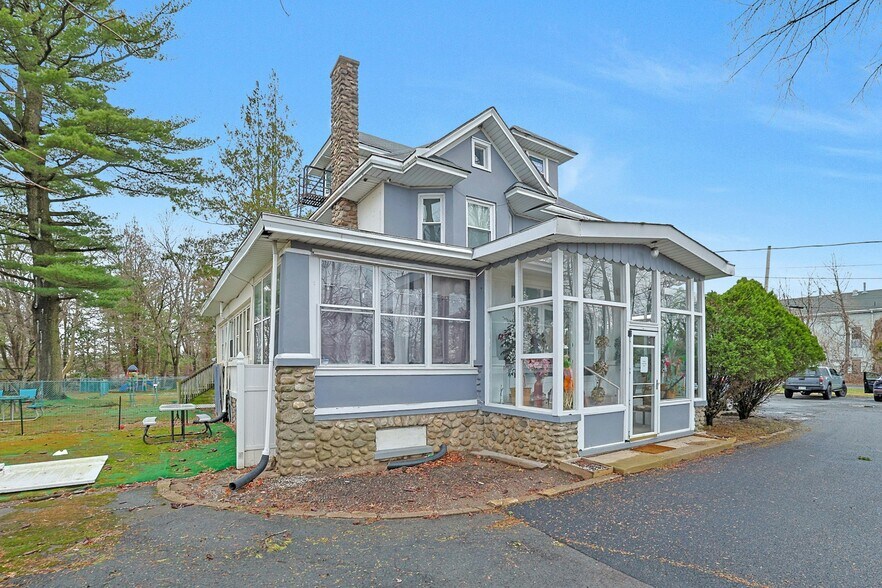 249 N Middletown Rd, Pearl River, NY à vendre - Photo du bâtiment - Image 3 de 33