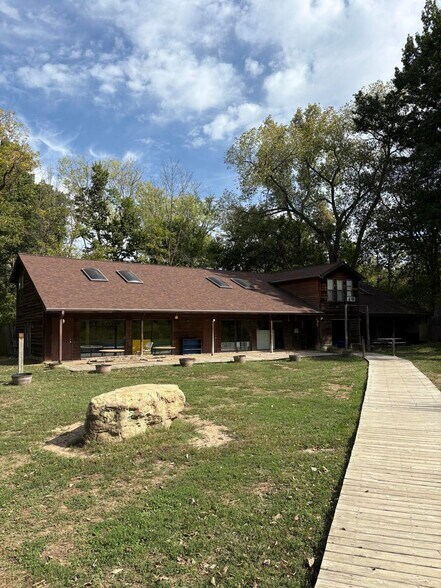 2505 E Walnut St, Columbia, MO à louer - Photo du bâtiment - Image 2 de 11