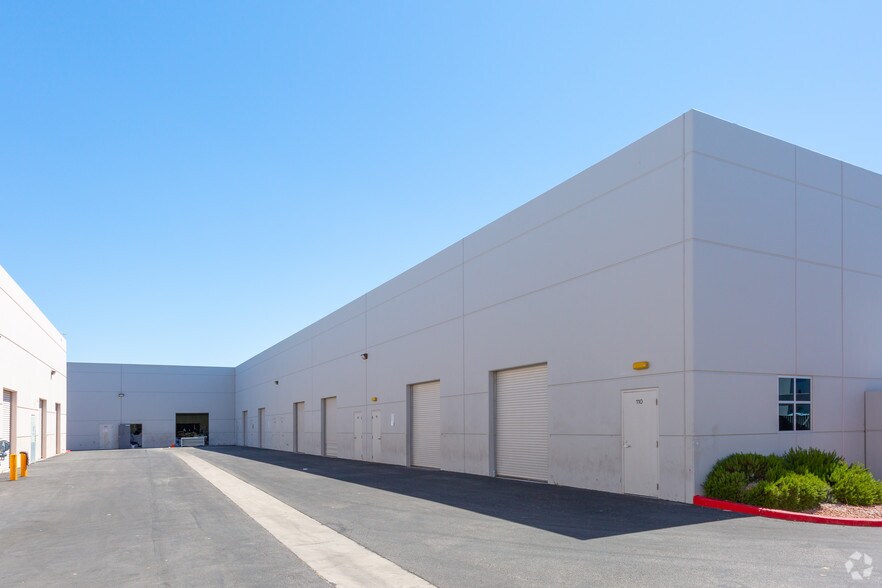 2475 W Cheyenne Ave, North Las Vegas, NV à louer - Photo du bâtiment - Image 3 de 10