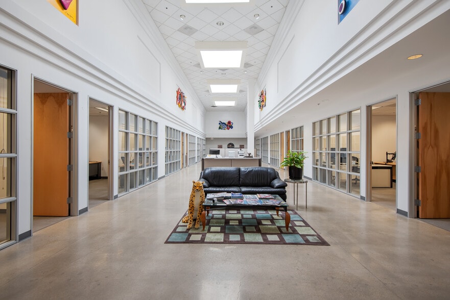 31280 Oak Crest Dr, Westlake Village, CA for lease - Interior Photo - Image 2 of 6