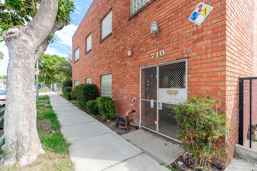 700-710 W Wilson Ave, Glendale, CA à louer - Photo du bâtiment - Image 2 de 40