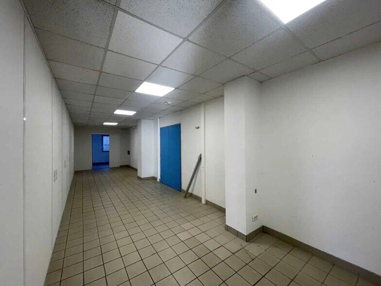 Office in Le Haillan for lease - Interior Photo - Image 3 of 8