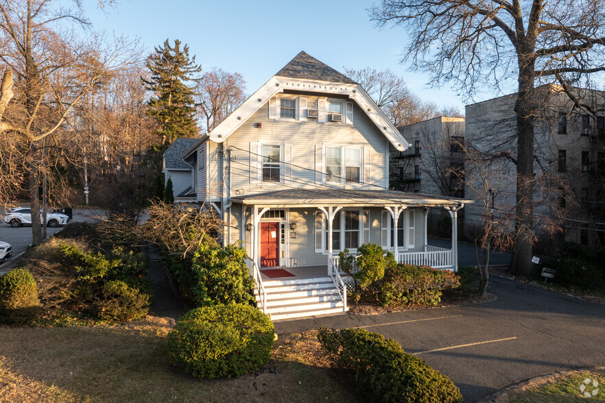 157 Engle St, Englewood, NJ à vendre - Photo du bâtiment - Image 1 de 28