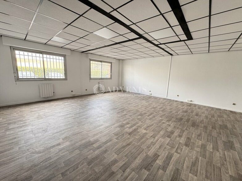 Office in Lisses for lease - Interior Photo - Image 1 of 4