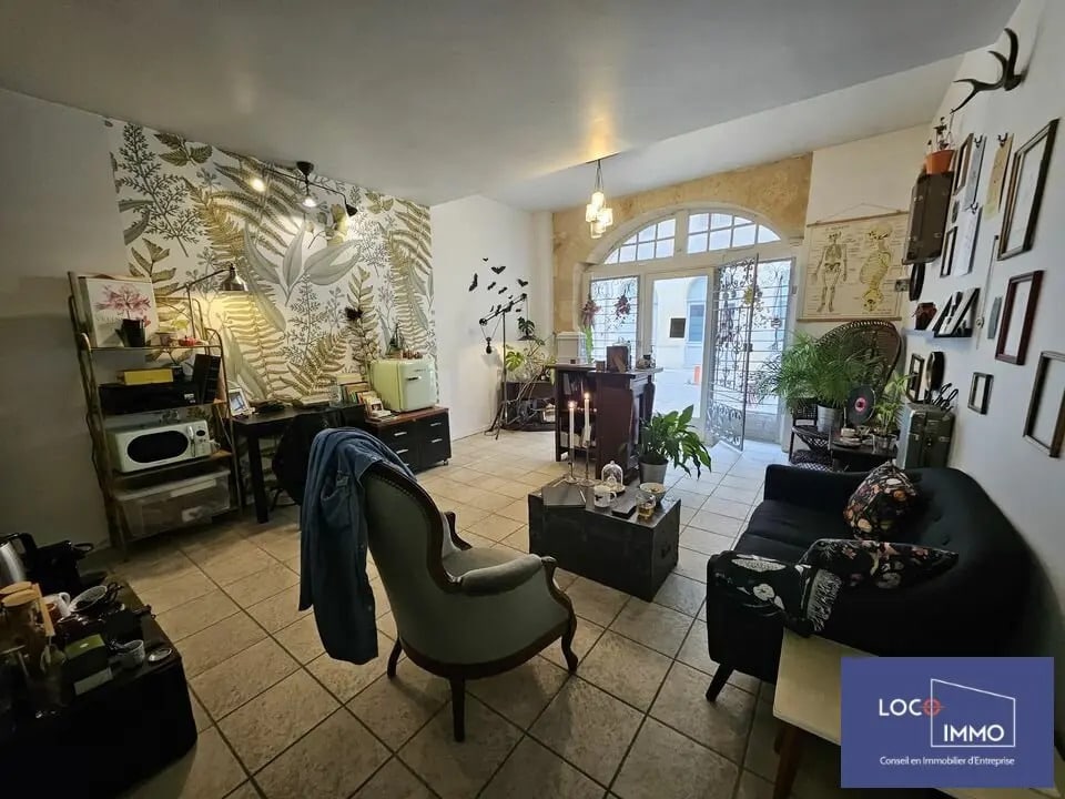 Retail in Bordeaux for lease Interior Photo- Image 1 of 6