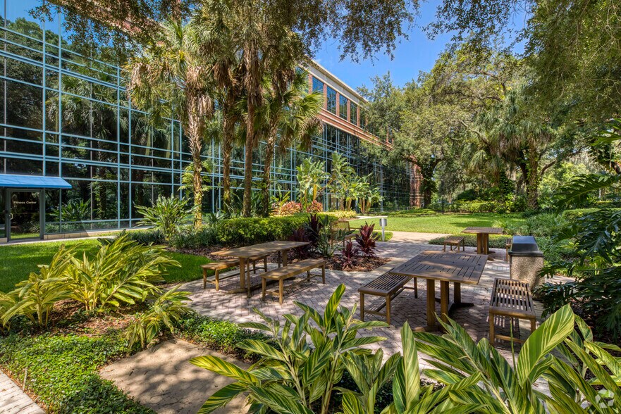 10150 Highland Manor Dr, Tampa, FL à louer - Photo du bâtiment - Image 1 de 3