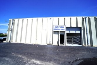 7233 Southern Blvd, West Palm Beach, FL à louer Photo du bâtiment- Image 1 de 4