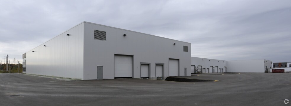 1015-1037 Rue Des Forges, Terrebonne, QC à louer - Photo du bâtiment - Image 2 de 16