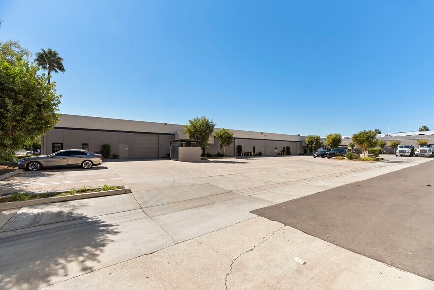 3673 N Industry Ave, Lakewood, CA à louer - Photo du bâtiment - Image 3 de 7