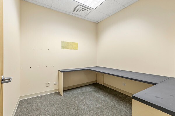501-565 N Wolf Rd, Wheeling, IL for lease - Interior Photo - Image 1 of 32