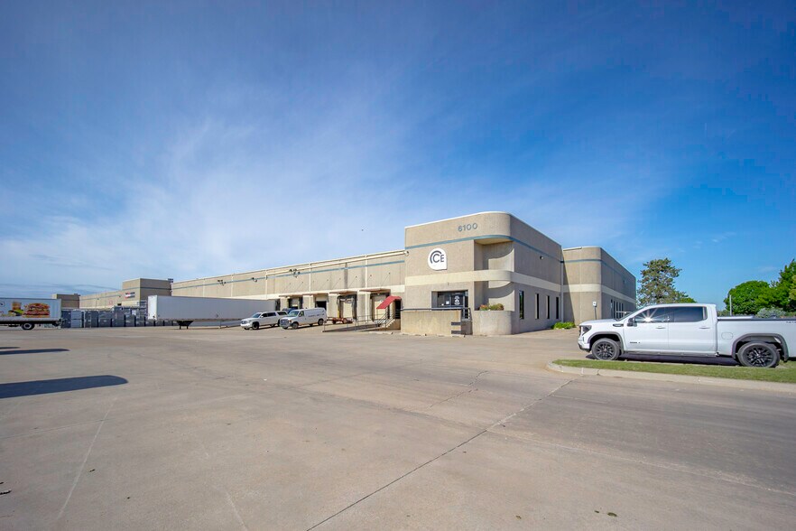 6100 NW 2nd St, Oklahoma City, OK à louer - Photo du bâtiment - Image 3 de 15