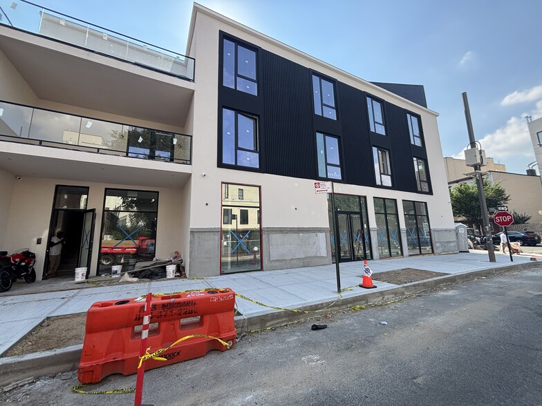 194 Greenpoint Ave, Brooklyn, NY for lease - Building Photo - Image 2 of 4