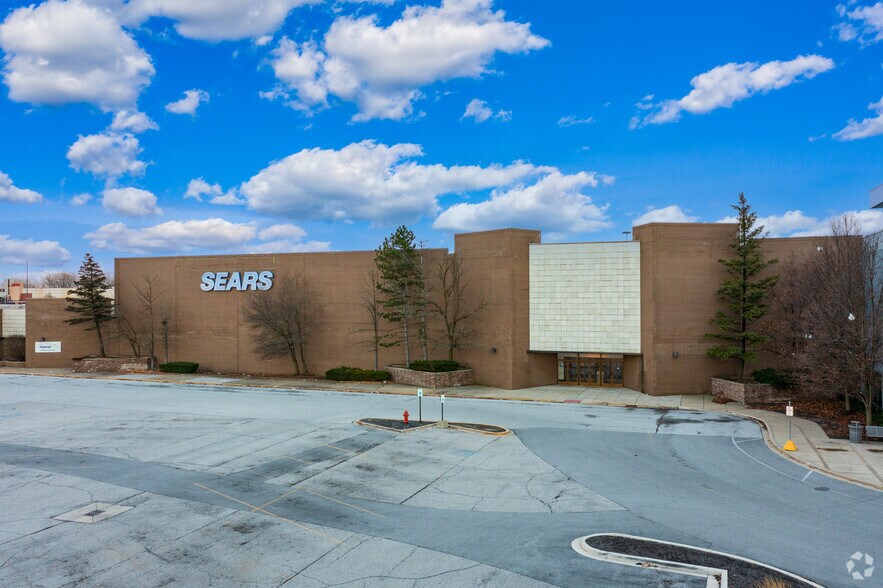 Former Sears portefeuille de 5 propriétés à vendre sur LoopNet.ca - Photo du bâtiment - Image 2 de 3