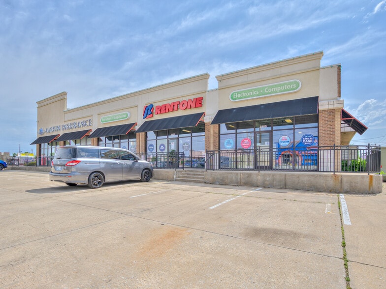 3800-3864 N Macarthur Blvd, Oklahoma City, OK for lease - Building Photo - Image 3 of 10