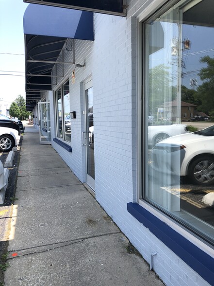 203-217 Peterson Rd, Libertyville, IL for lease - Building Photo - Image 2 of 4