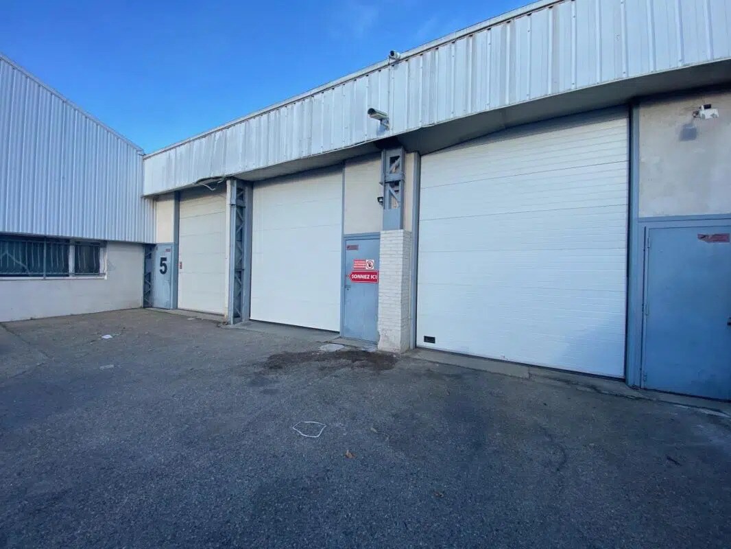 Flex in Vénissieux for lease Building Photo- Image 1 of 16