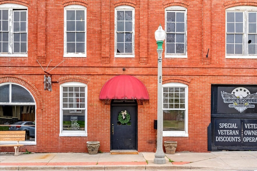 33 W Olive St, Aurora, MO for sale - Primary Photo - Image 1 of 47