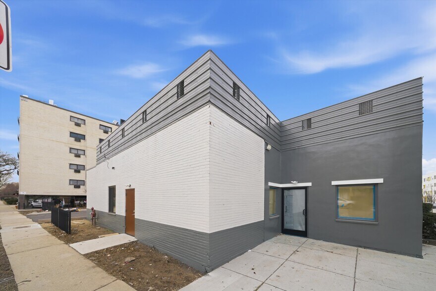 2201 W Howard St, Chicago, IL à louer - Photo du bâtiment - Image 3 de 45