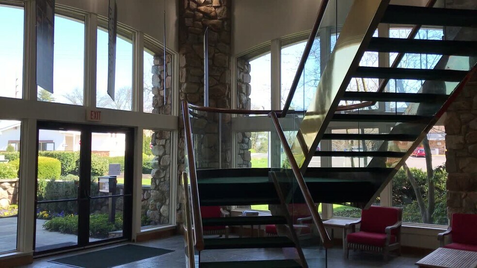 1595 Paoli Pike, West Chester, PA à louer - Vidéo sur l’inscription commerciale - Image 2 de 6