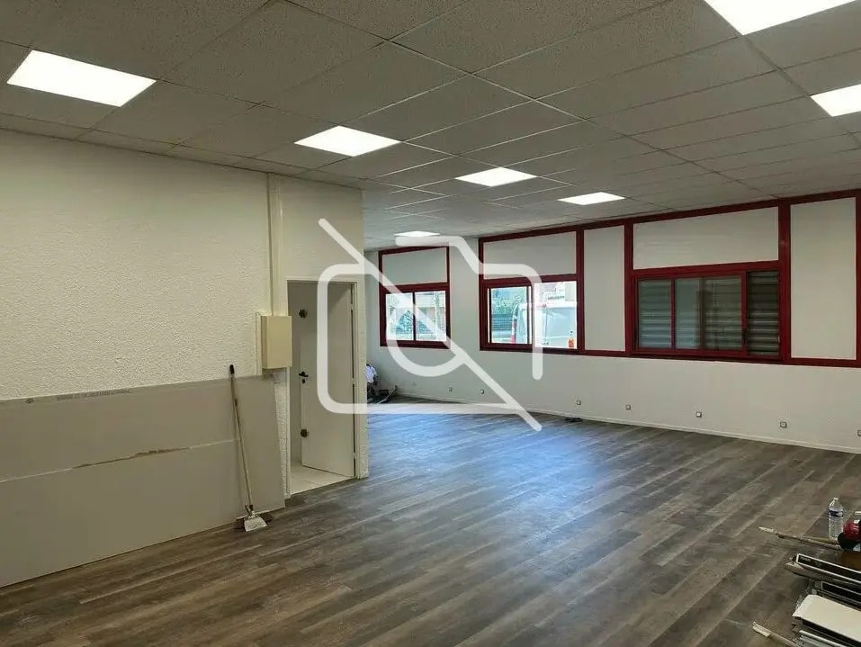 Flex in Lisses for lease Building Photo- Image 1 of 4