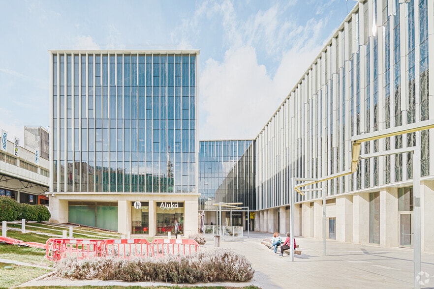 Calle de Julián Camarillo, 21, Madrid, Madrid for lease - Building Photo - Image 2 of 2