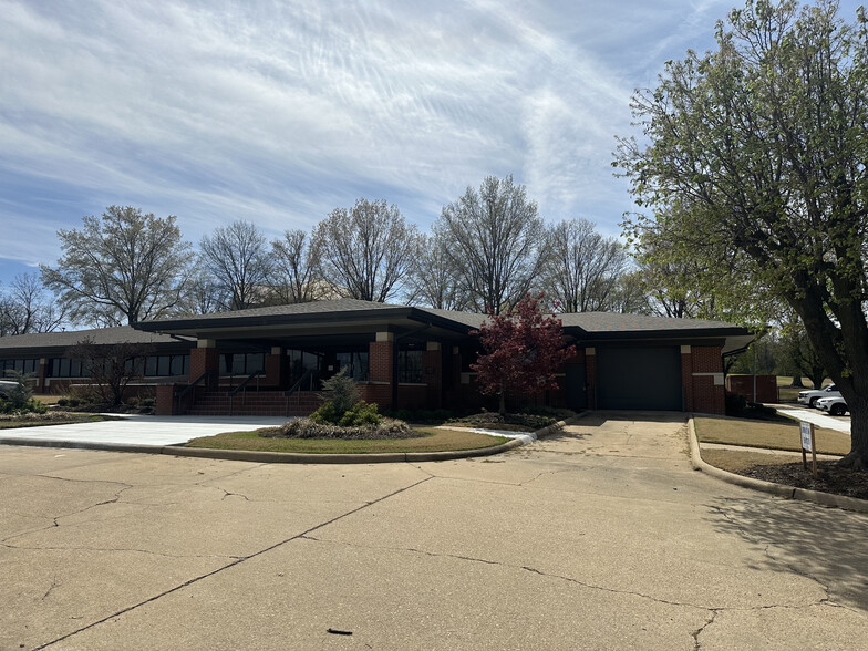 1709 E Highland Dr, Jonesboro, AR à vendre - Photo du bâtiment - Image 2 de 8