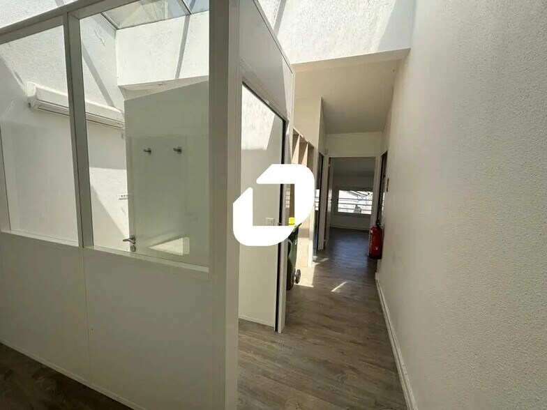 Office in Bordeaux for lease - Interior Photo - Image 2 of 9