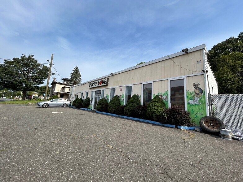 37 Lake Avenue Ext, Danbury, CT à louer - Photo du bâtiment - Image 2 de 4