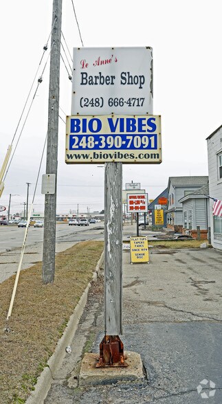 7669 Highland Rd, Waterford, MI à vendre - Photo du bâtiment - Image 2 de 5