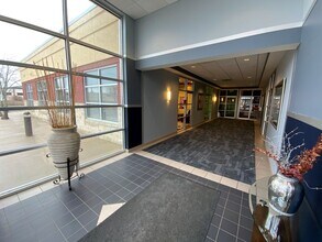 2912 Marketplace Dr, Fitchburg, WI à louer Hall d’entrée- Image 2 de 9