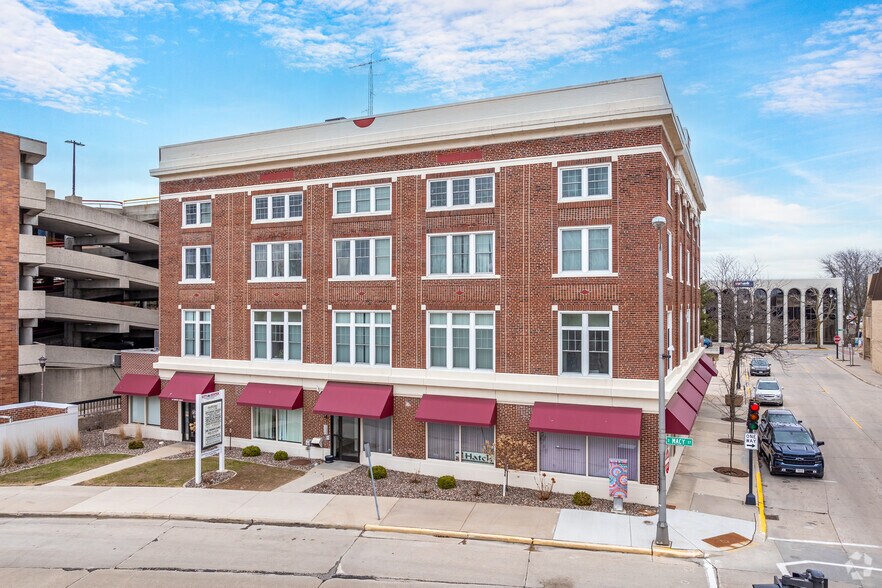 17 Forest Ave, Fond Du Lac, WI à louer - Photo du bâtiment - Image 2 de 4