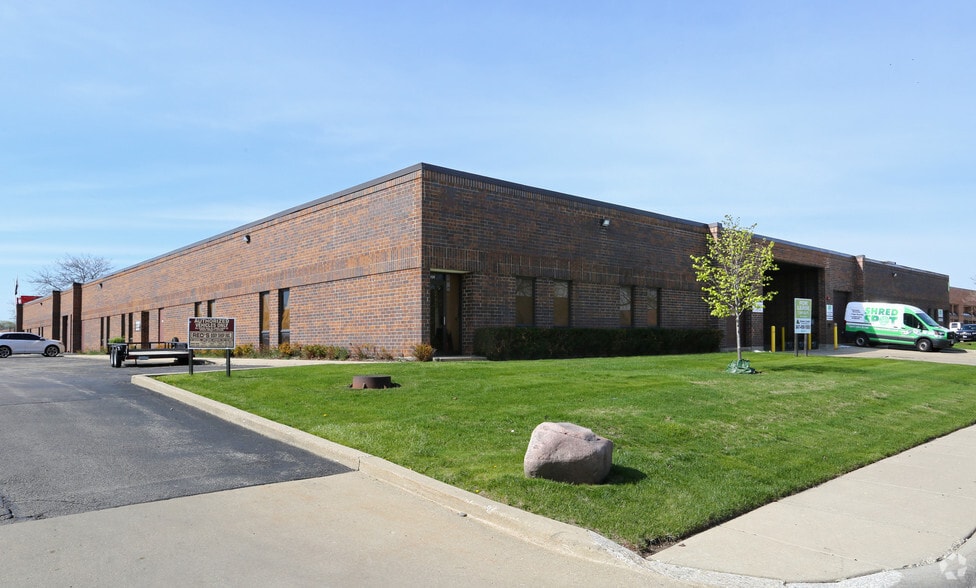 3131-3141 MacArthur Blvd, Northbrook, IL for lease - Building Photo - Image 3 of 4