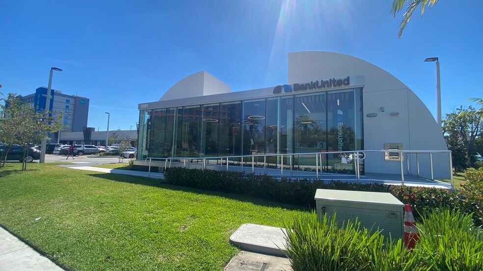 1101 NW 57th Ave, Miami, FL à louer - Photo du bâtiment - Image 2 de 4