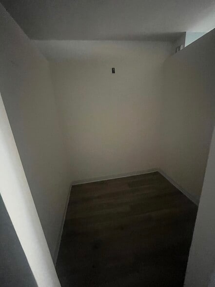 313-321 John Ringling Blvd, Sarasota, FL for lease - Interior Photo - Image 3 of 7