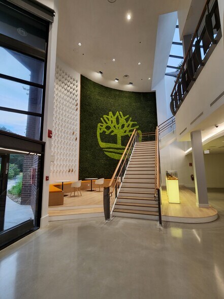 200 Domain Dr, Stratham, NH à louer - Photo intérieure - Image 2 de 7