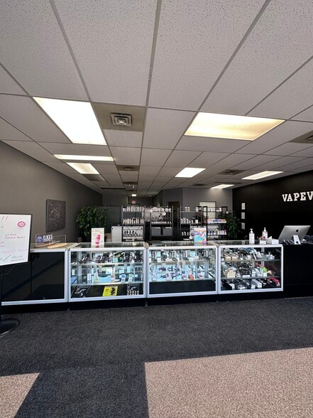 1408-1428 Broad St, Regina, SK for lease - Interior Photo - Image 2 of 6
