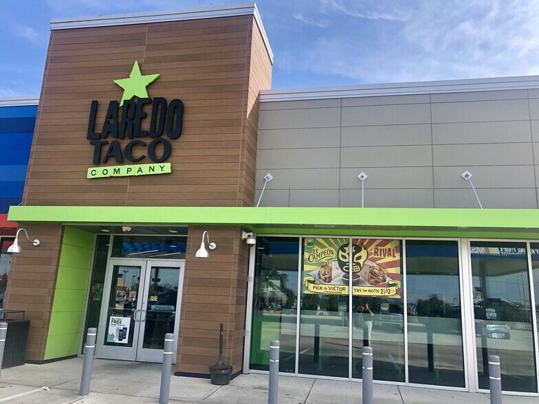 911 Ambassador Caffery Pky, Lafayette, LA for lease - Building Photo - Image 2 of 2