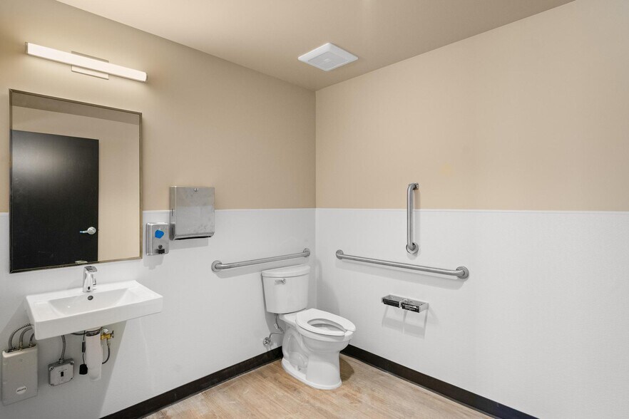 SouthGate portfolio of 2 properties for sale on LoopNet.ca - Building Photo - Image 3 of 21