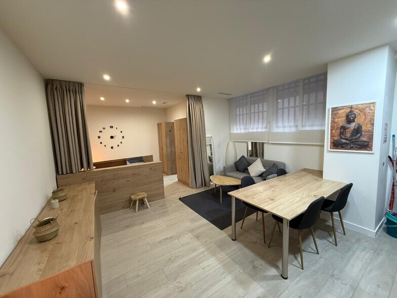 Calle de la Infanta Mercedes, 92, Madrid, Madrid à louer - Photo du bâtiment - Image 2 de 20