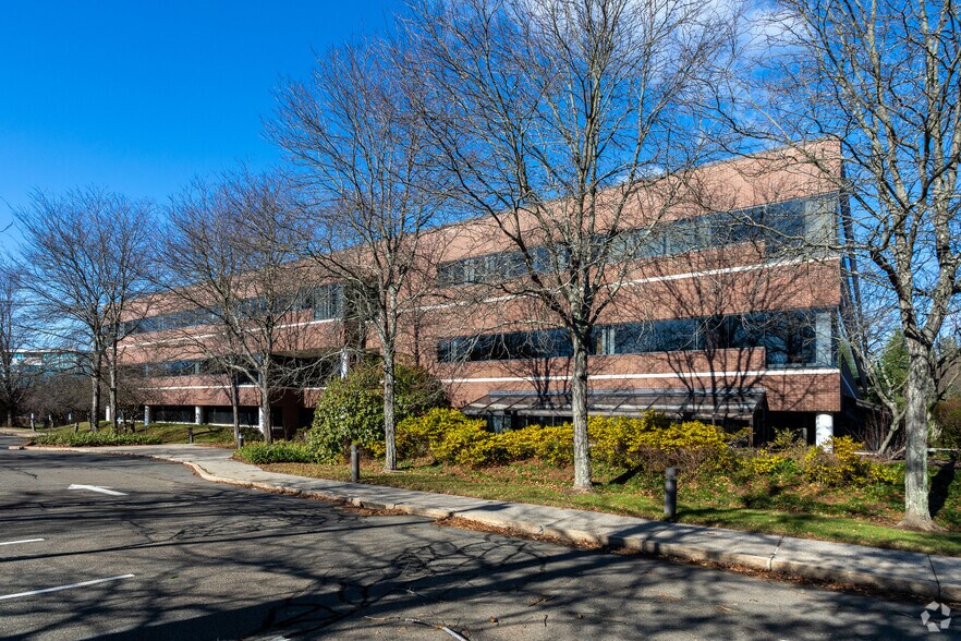 75 Merritt Blvd, Trumbull, CT à vendre - Photo du bâtiment - Image 3 de 12