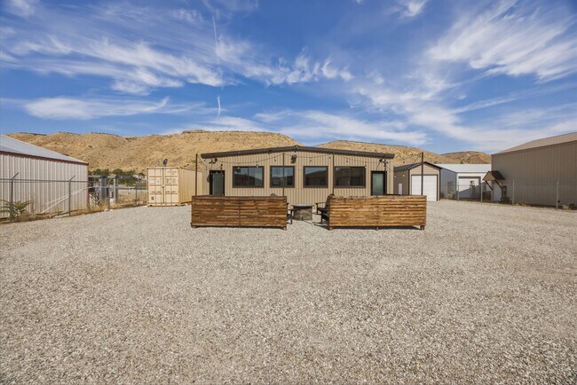 Plus de détails pour 102 E Lakeshore Dr, Pateros, WA - Commerce de détail à vendre
