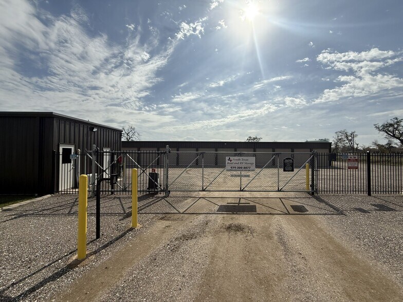 105 Creekwood Landing Dr, Richwood, TX for sale - Building Photo - Image 3 of 16