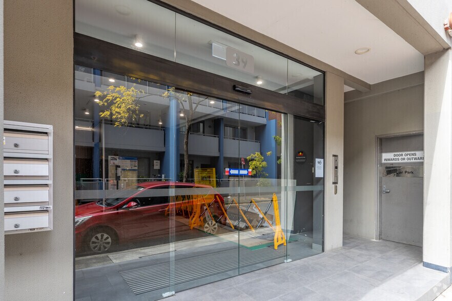 39-47 Renwick St, Redfern à louer - Photo du bâtiment - Image 2 de 3