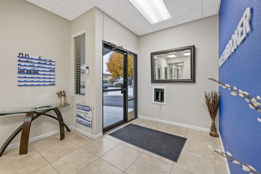 610 W Main St, Visalia, CA for lease - Lobby - Image 3 of 33