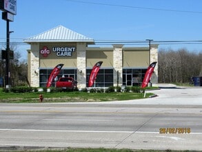 8831 N Highway 146, Baytown, TX à louer Photo du bâtiment- Image 2 de 2
