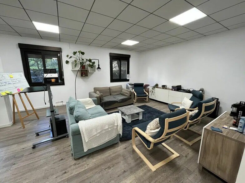 Office in Lyon for lease - Interior Photo - Image 2 of 4